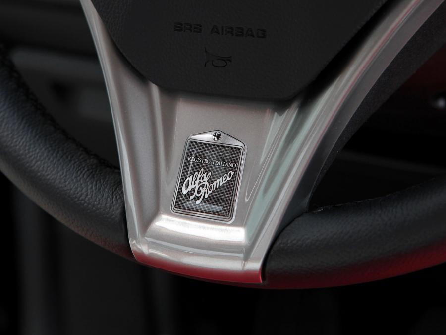 Детали интерьера Alfa Romeo MiTo R.I.A.R. (955) 2009 года  (фото 9 из 9)